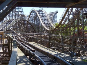 Gemini Coaster - Zweigleisige Holzachterbahn